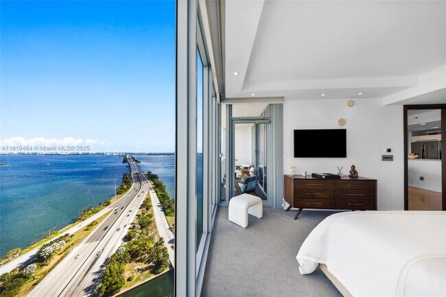 Building Photo - 601 NE 36th St