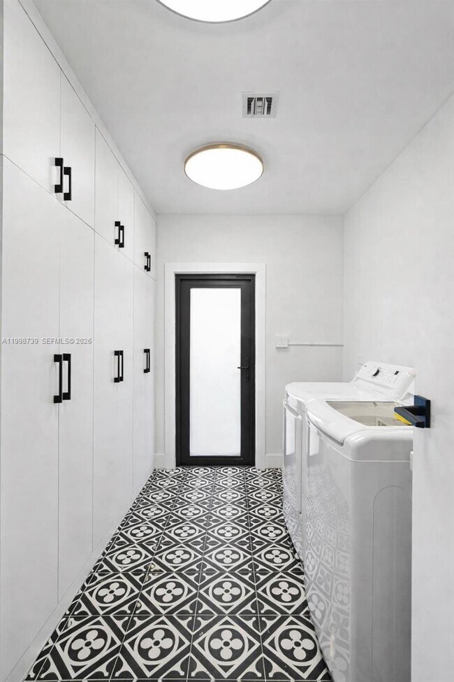 Building Photo - 2345 SW 23rd Terrace