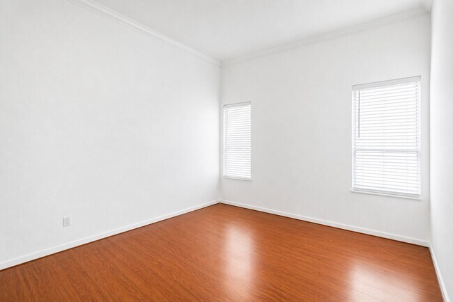 Building Photo - Modern 2 Bed / 2 Bath Condo with Resort-Style Amenities