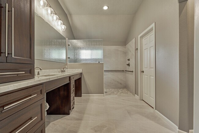 Building Photo - 27 E Russet Grove Cir