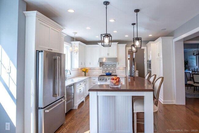 Building Photo - 9 Center Rd