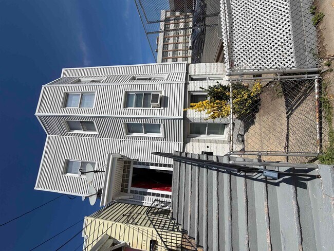 Building Photo - 114 Graham St