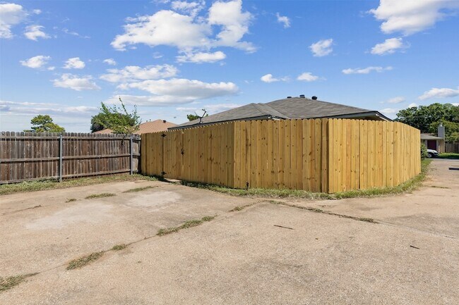 Building Photo - 2410 Lido Ln