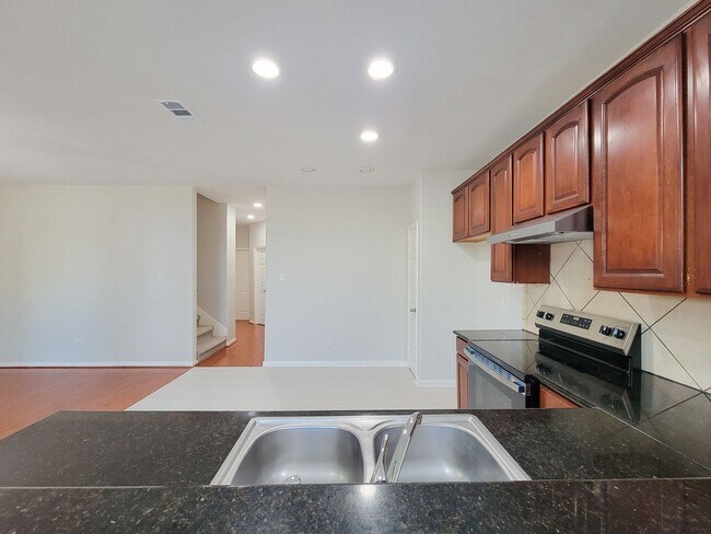 Building Photo - Gorgeous Large Floorplan with High Ceilings!