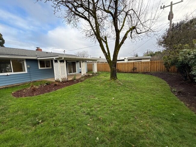 Building Photo - 1650 NW Highland Dr