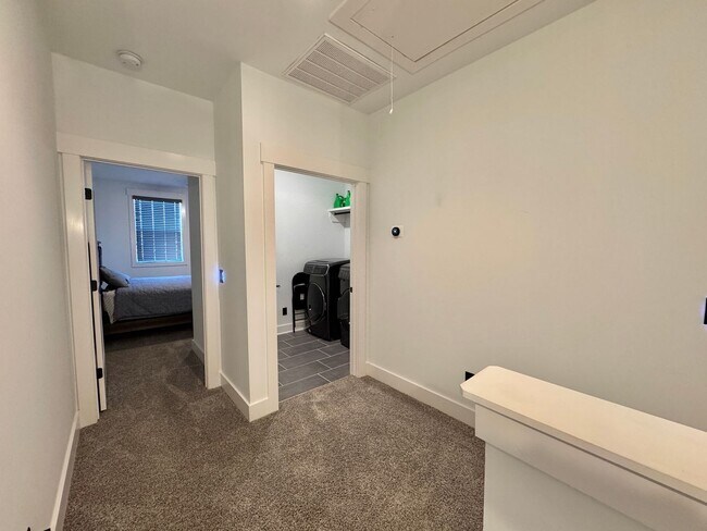 Building Photo - 2 Bed, 2.5 Bath Townhome with 2 Reserved Parking Spots