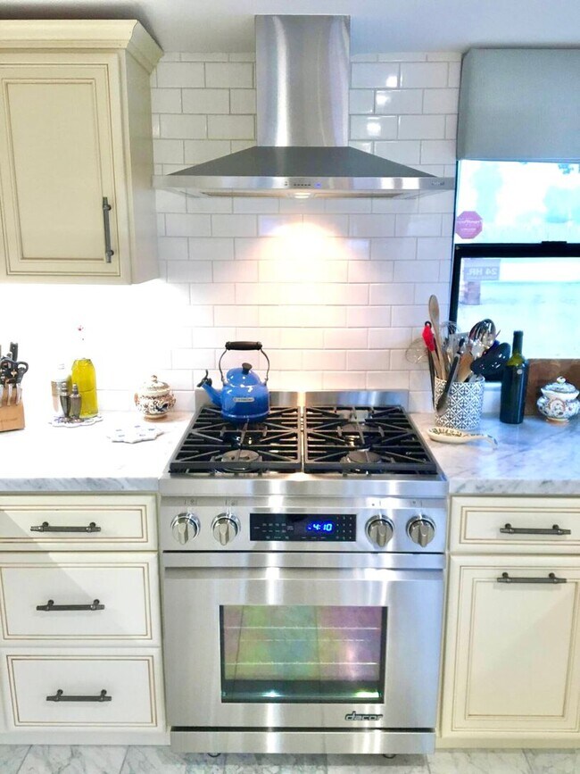 Building Photo - Fully Furnished Stunning Calistoga Retreat