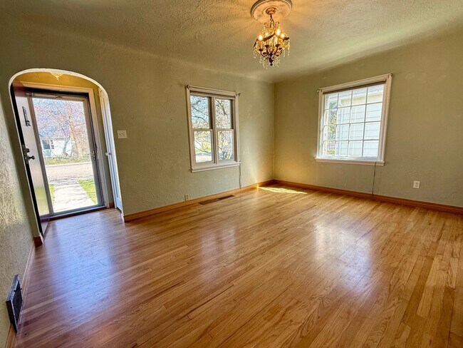 Building Photo - 3 Bedroom / 2 Bath Home - Bespoke Elegance in the University District!