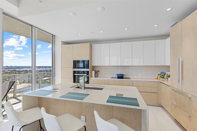 Building Photo - 3100 N Ocean Dr