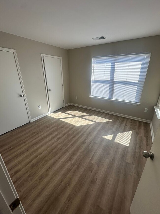 Building Photo - 6696 Whispering Oak Pl