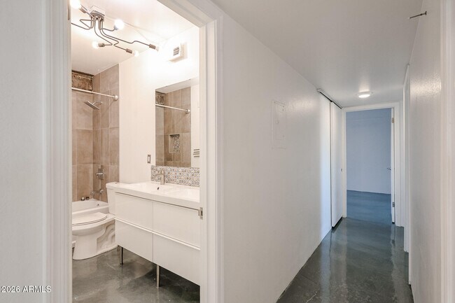 Building Photo - 353 E Thomas Rd