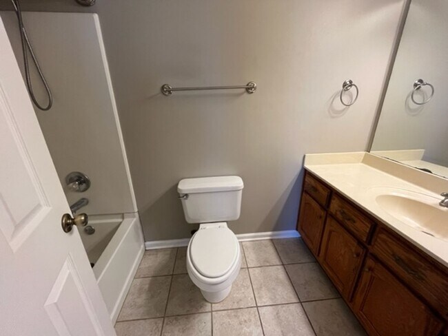 Building Photo - 2 Bedroom 2 Bath Home with 2 Car Garage fo...