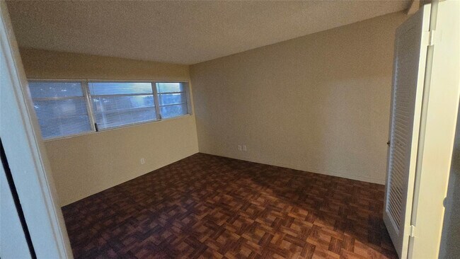 Building Photo - 16800 NE 15th Ave