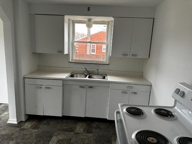 Building Photo - 9070 Lew Wallace Dr