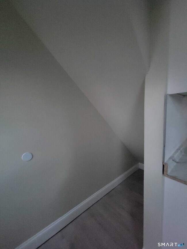 Building Photo - 219 Pleasant St