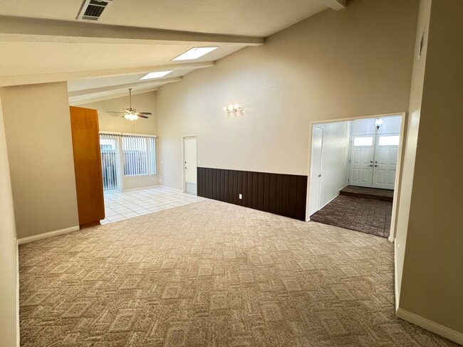 Building Photo - Beautifully Maintained 4Bd/2Ba Home w/Large Back Yard and Fruit Trees!