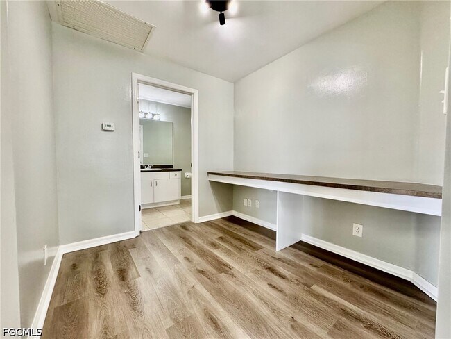 Building Photo - 714 Knox Ave S