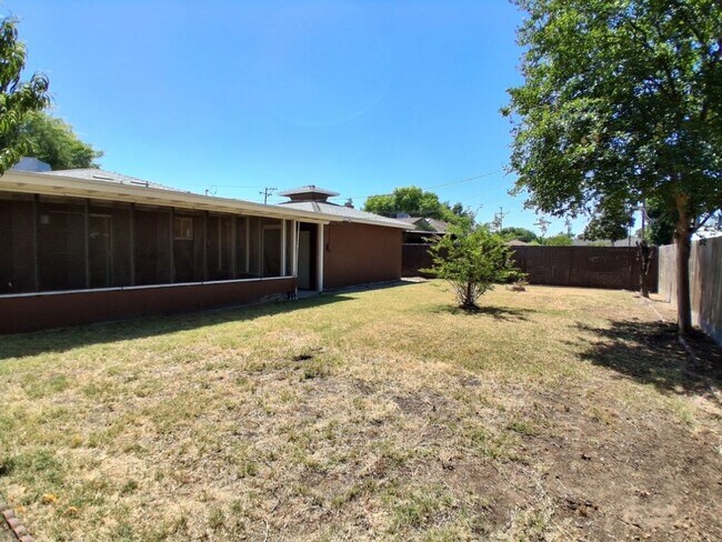 Building Photo - 1419 N Winery Ave