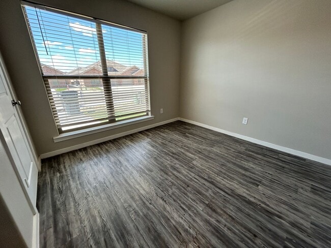 Building Photo - 3 bed 2 bath Duplex  Available 9/10!