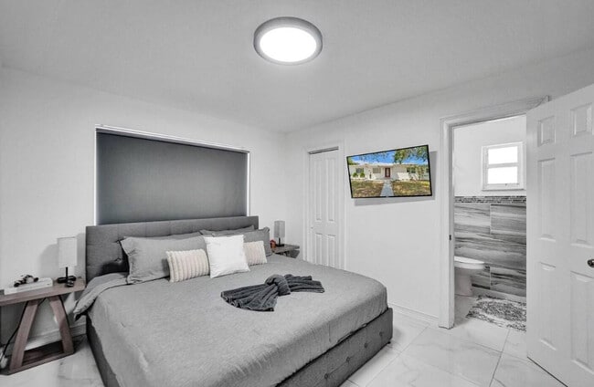 Building Photo - 2001 Washington St