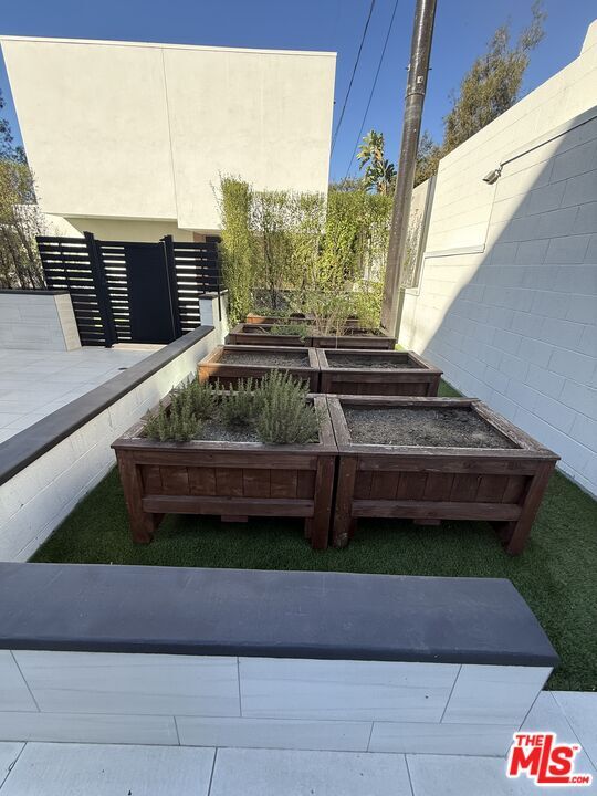 Building Photo - 505 S Barrington Ave