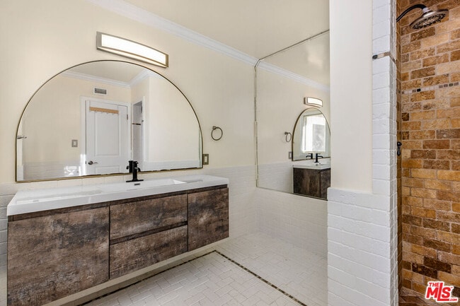 Building Photo - 9549 Dalegrove Dr