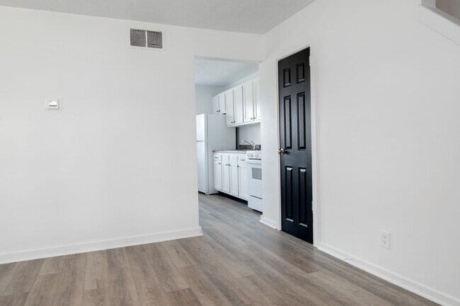 Building Photo - Looking for a 3-Bedroom townhome in Midlan...