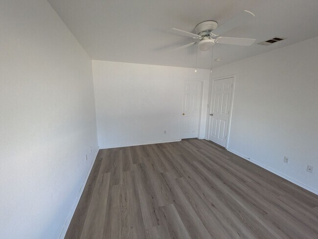 Building Photo - Fresh and Clean in New Braunfels!!
