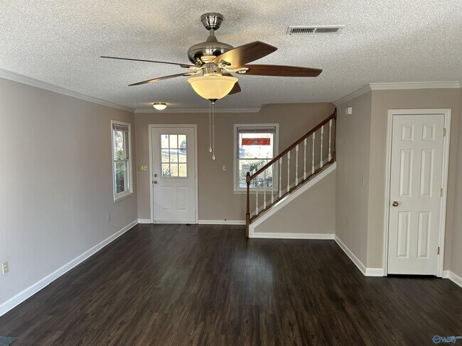 Building Photo - 550 Farmingdale Rd SE