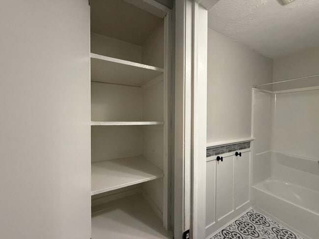Building Photo - Beautifully Updated 2 Bed, 1 Bath Home for...
