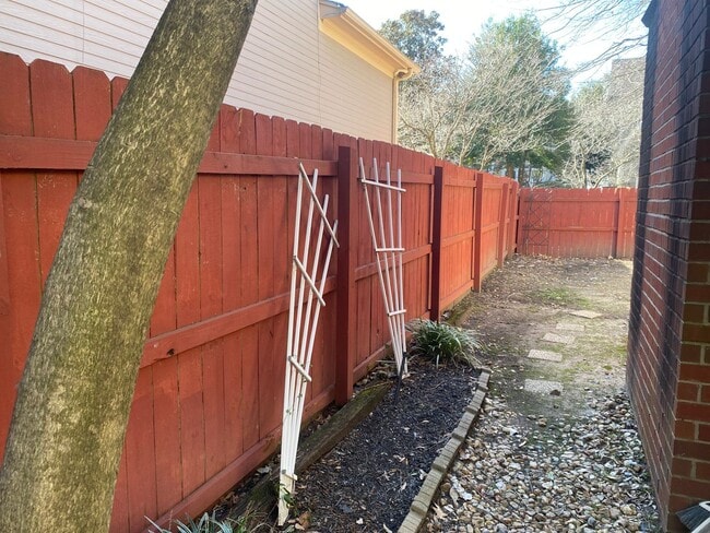 Building Photo - Great Location, close to Everything Harbor Town. Overlooks pond Beautiful view!  Pets allowed wit...