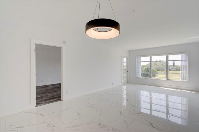 Building Photo - 3050 N Palm Aire Dr