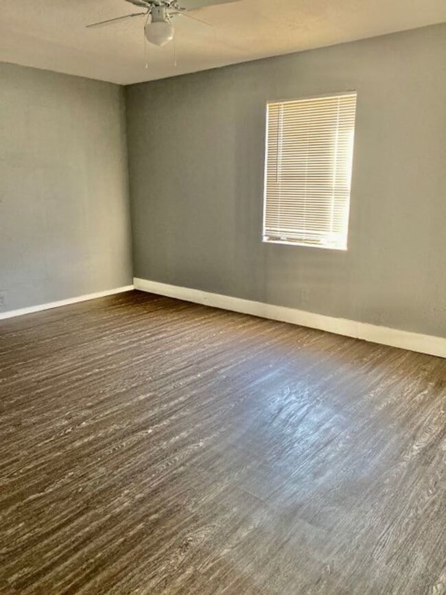 Building Photo - Handyman Special $0 First Month's Rent / “You fix, you SAVE BIG!!” Contact Mayshell for details: ...