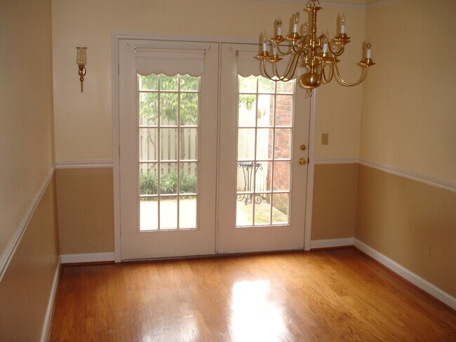 Building Photo - 302 Armour St