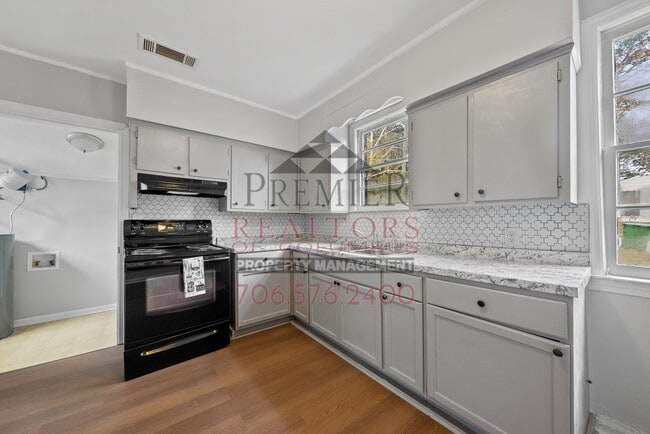 Building Photo - 3322 10th St