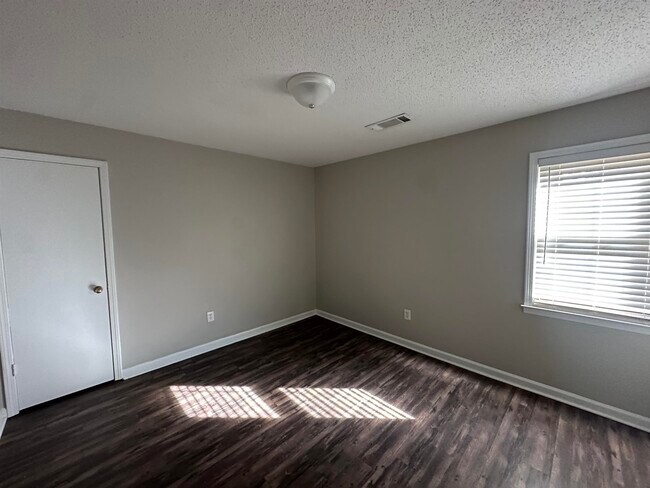 Building Photo - 2714 Gerald Ford Dr W