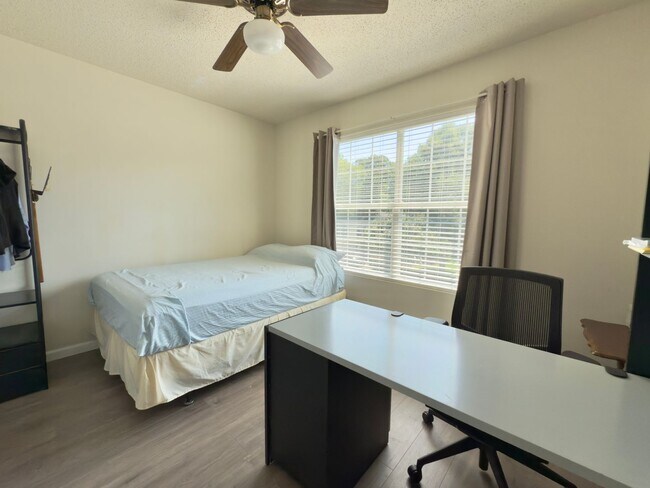Building Photo - 4585 Village Park Dr E