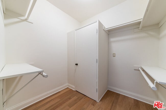 Building Photo - 125 S Elm Dr