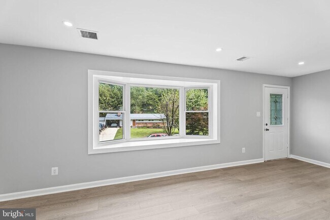 Building Photo - 5822 Brookview Dr