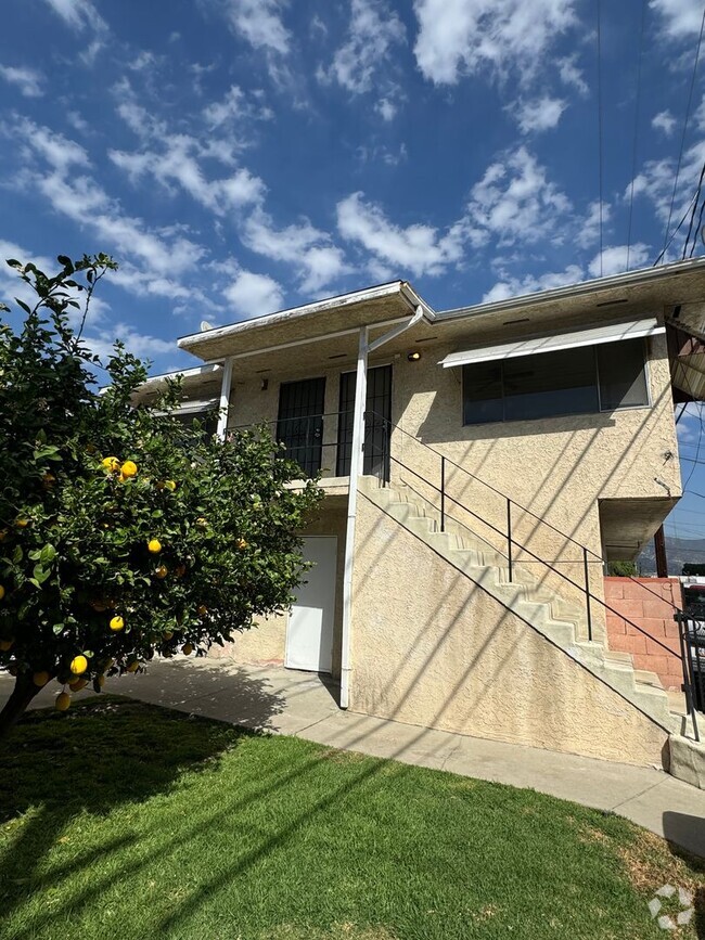 Building Photo - Renovated apartment