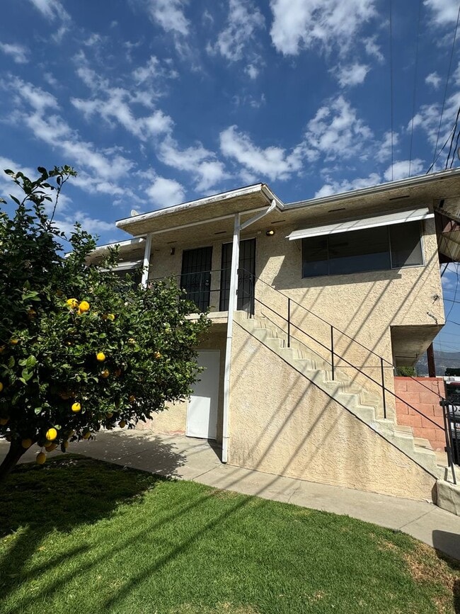 Building Photo - Renovated apartment