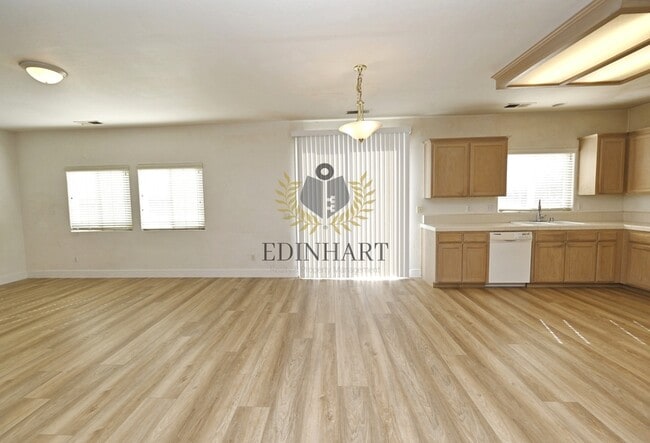 Building Photo - 6083 E Andrews Ave