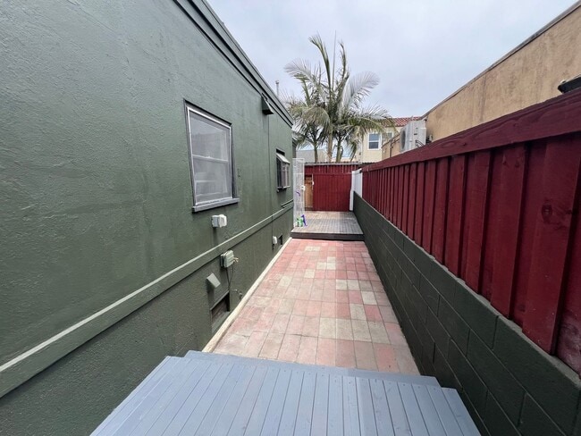 Building Photo - Retro Style Two Bedroom, Centrally Located