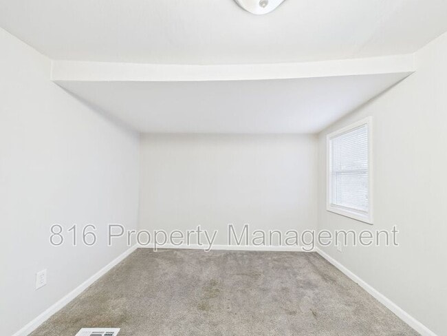 Building Photo - 126 S Village Terrace