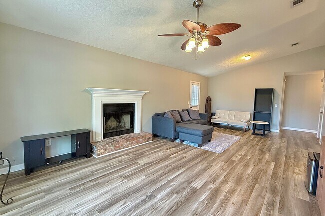 Building Photo - COMING JUNE 2026! (Pet Friendly)
