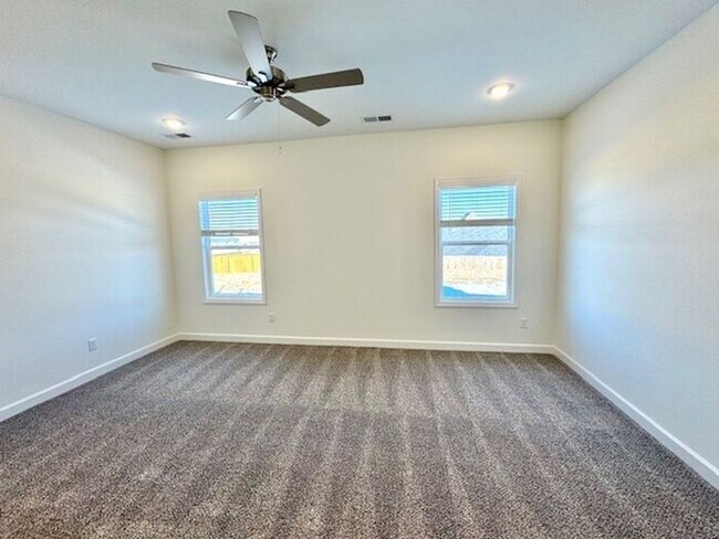 Building Photo - Now Leasing a 4-bedroom 25 bath home in Oakland.
