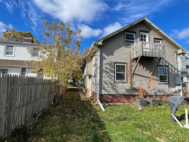 Building Photo - Renovated Duplex — 2 & 3 Bedroom Units in ...