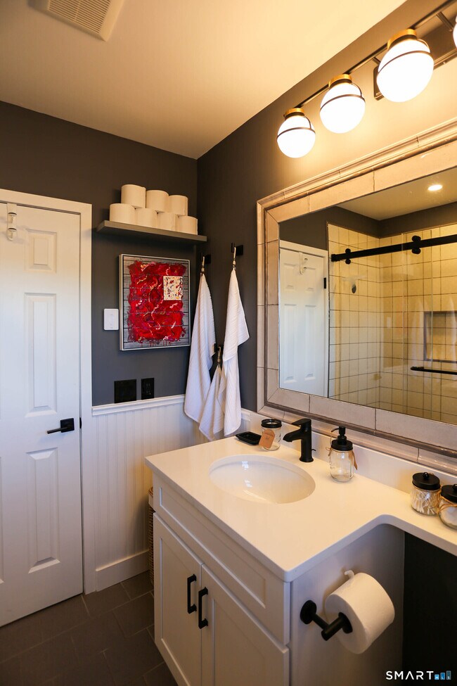 Building Photo - 36 Turn of River Rd