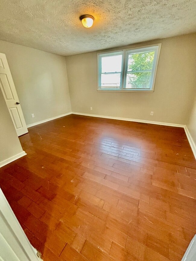 Building Photo - Beautiful Home In Kenwick with Potential 4th Bedroom!