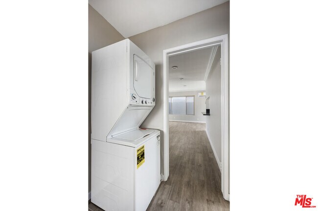 Building Photo - 925 N Curson Ave